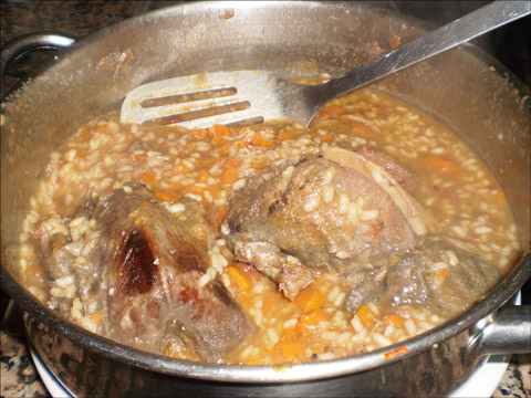 paloma torcaz con arroz y en su salsa