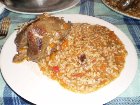 paloma torcaz con arroz y en su salsa