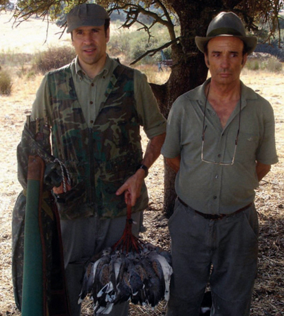 luis de castro con un cazador de tortolas en una de sus tiradas organizadas en extremadura