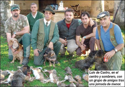 luis de castro en el centro y con sombrero con un grupo de amigos tras una jornada de caza menor